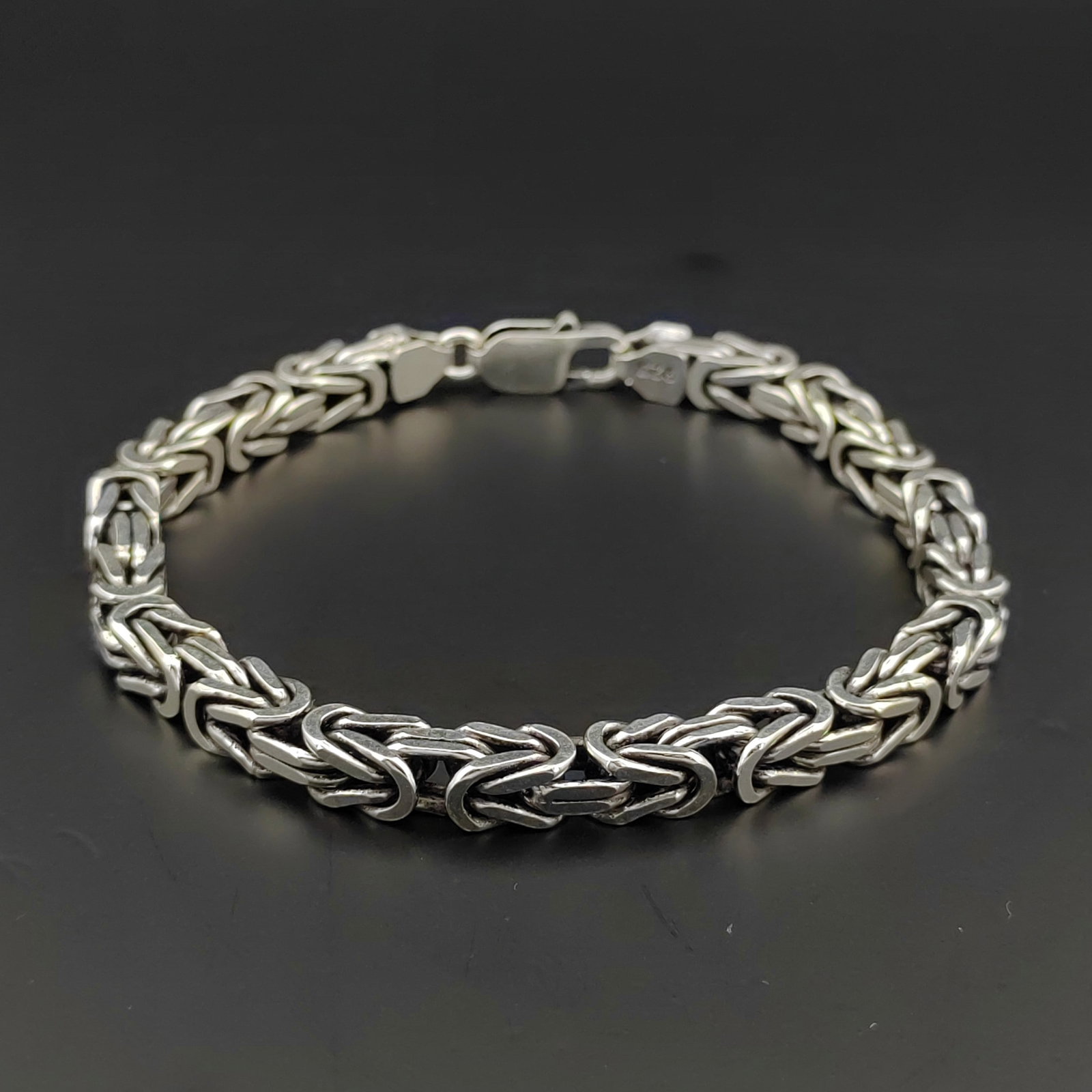 925 Silver Byzanthine King's Men Bracelet: Title: 925 Silver Byzanthine King's Men Bracelet Additional Information: 925 Sterling Silver Square Bracelet -Condition:New -Weight and Size:36g/8.46 in(21.5cm) Byzantine King's Chain, Koningsketen, K