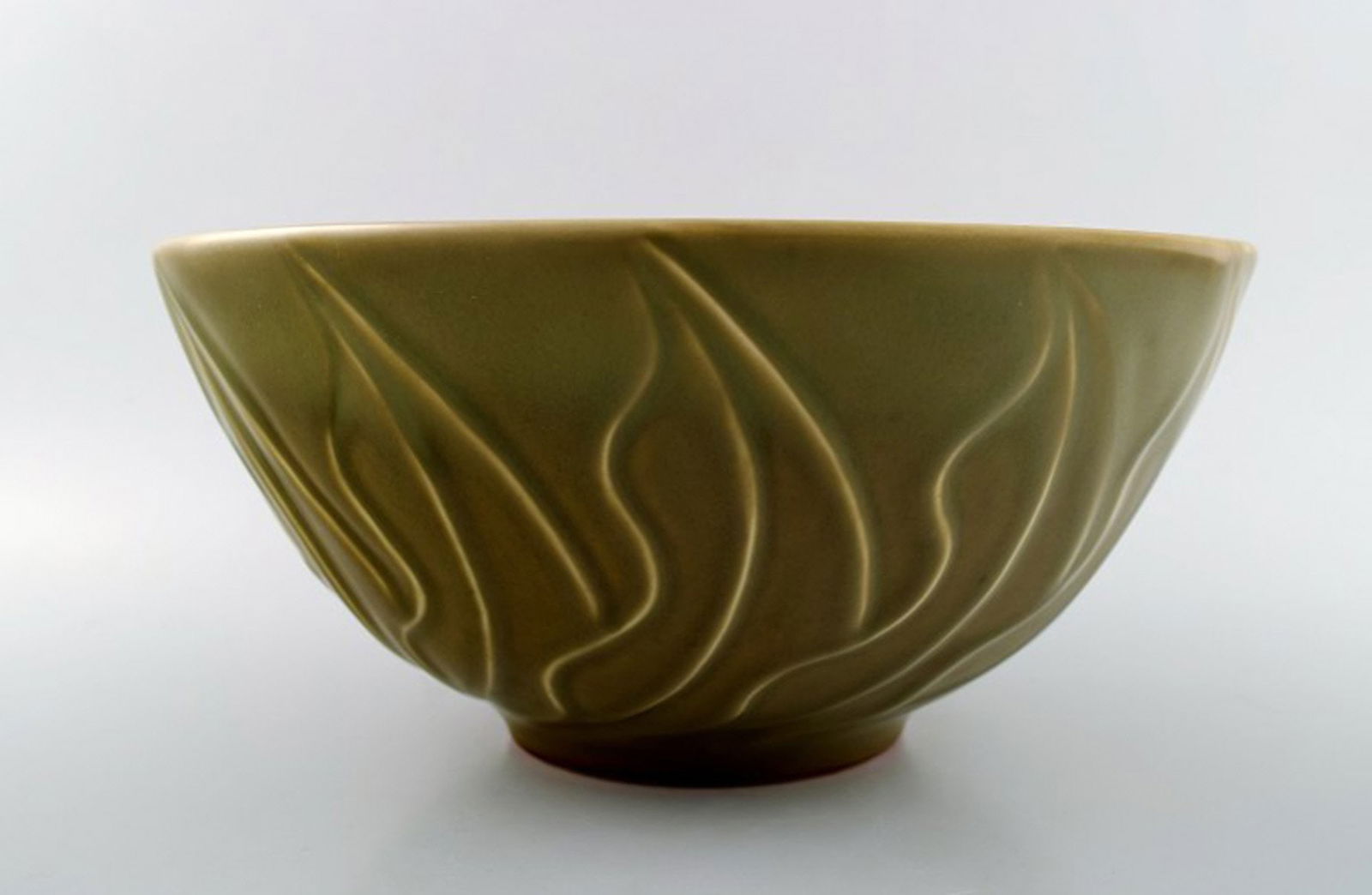 Christian Poulsen (1911-1991) Bing & Grondahl B & G Stoneware bowl decorated with celadon glaze and: Christian Poulsen (1911-1991) Bing & Grondahl B & G Stoneware bowl decorated with celadon glaze and leaves. Signed: Chr. P. Height 11.5. Diameter 25 cm. In perfect condition. 1st. factory quality. Res