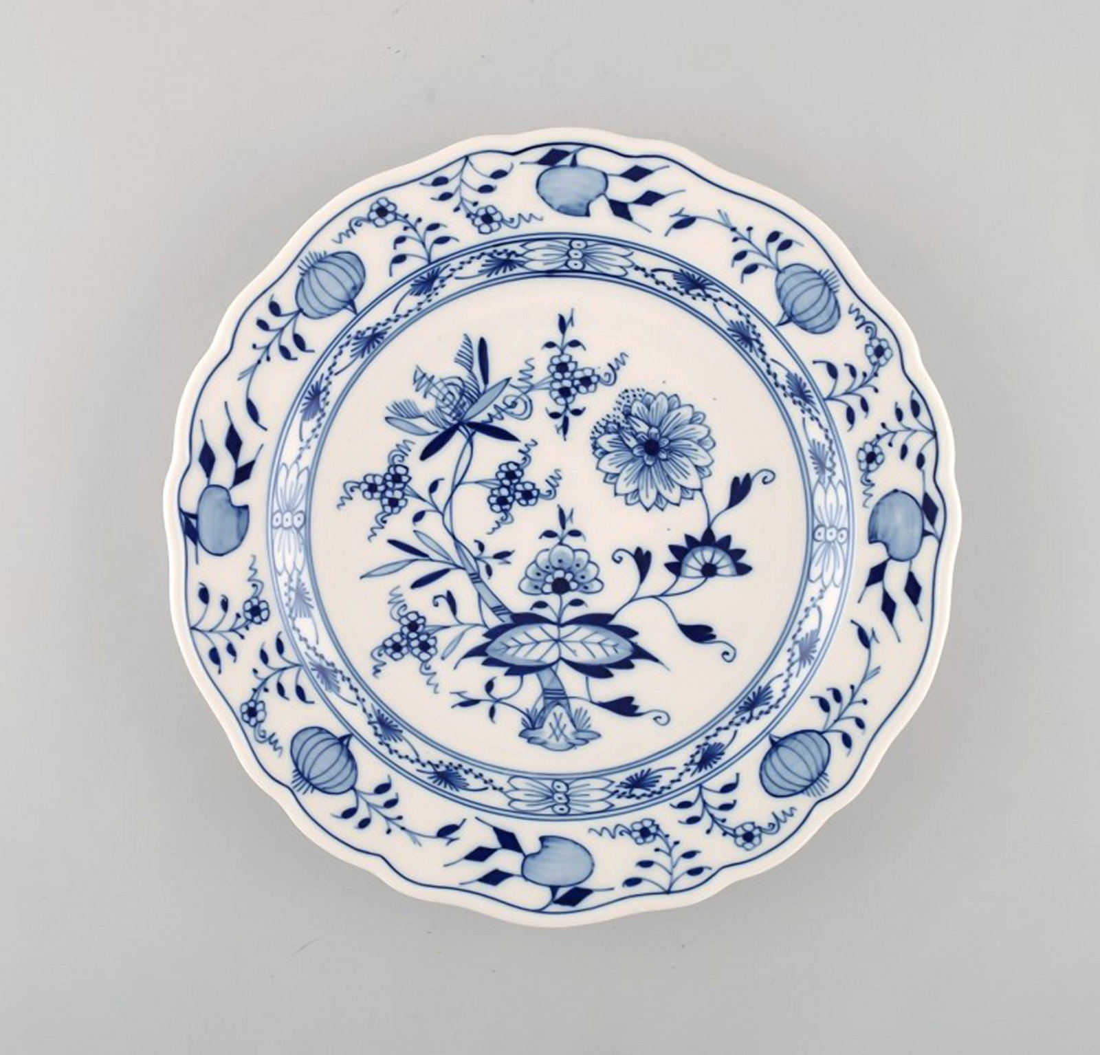 Antique Meissen "Blue Onion" lunch plate in hand-painted porcelain. Early 20th century. Eight pieces: Antique Meissen "Blue Onion" lunch plate in hand-painted porcelain. Early 20th century. Eight pieces in stock. Measures: 21.5 cm. Stamped. In very good condition. 2nd factory quality. The Meissen "oni