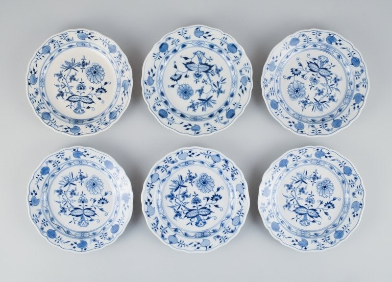 Six antique Meissen Blue Onion lunch plates in hand-painted porcelain. Early 20th century. (1 of 8)