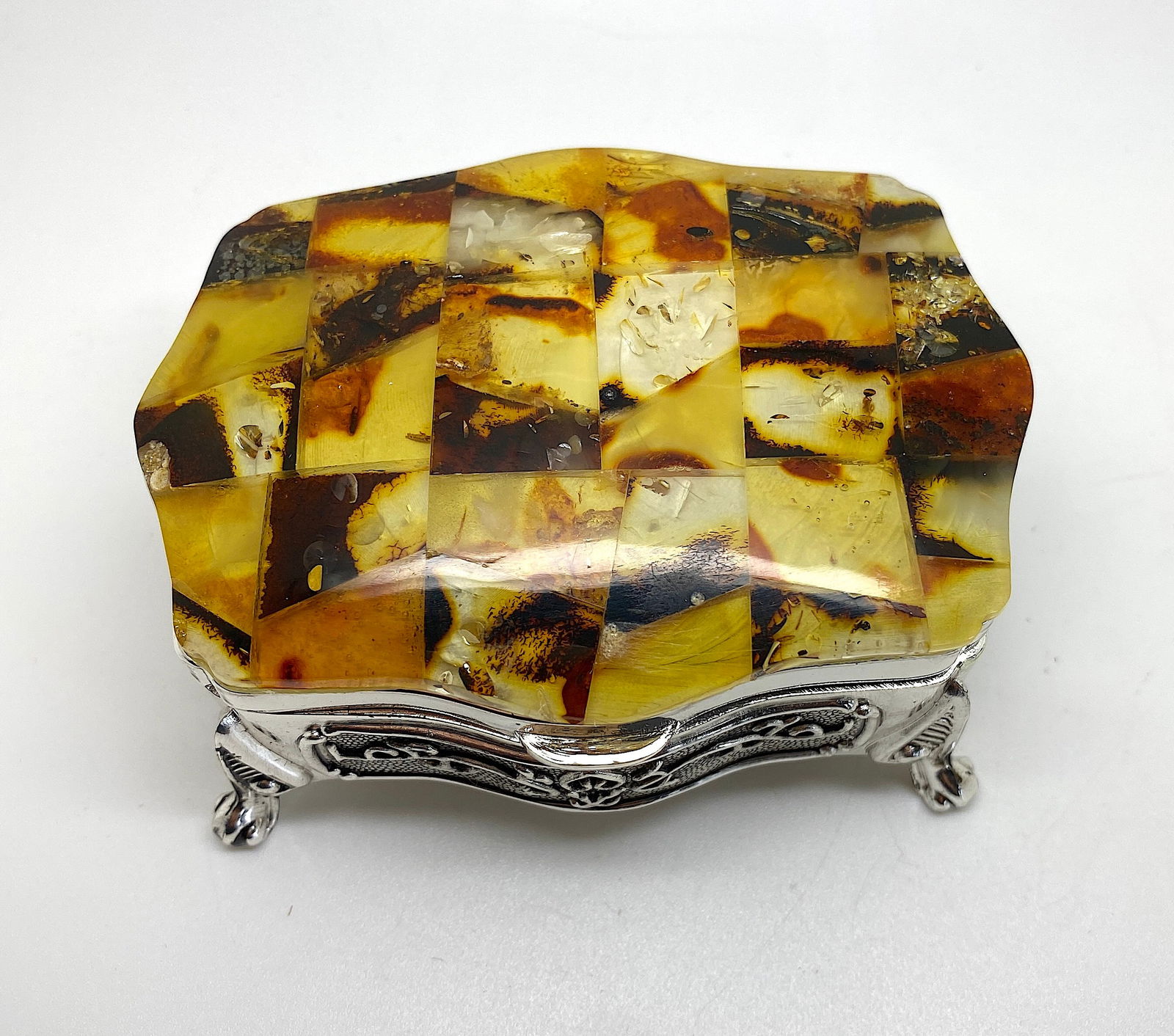 Antique Amber Jewellery box: Title: Antique Amber Jewellery box Metal: Metal Gemstone: Amber Carat Weight: 190.9 g Dimensions: Size: 90.0 x 70.0 x 50.0 mm Size: 3.543 x 2.756 x 1.969 inches Made of: Whole Stone Additional Informa