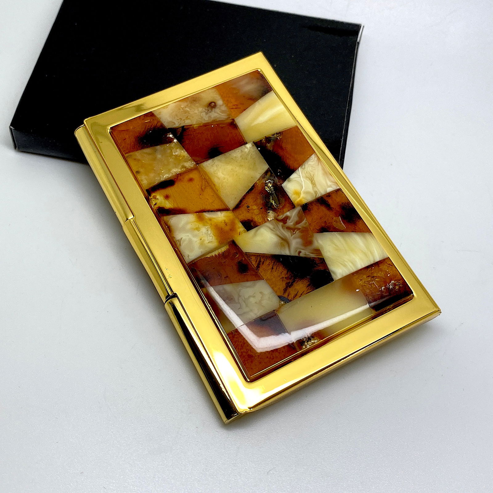 Antique Amber Business card holder: Title: Antique Amber Business card holder Metal: Metal Gemstone: Amber Carat Weight: 78.0 g Dimensions: Size: 98.0 x 66.0 x 20.5 mm Size: 3.858 x 2.598 x 0.807 inches Made of: Whole Stone Additional I
