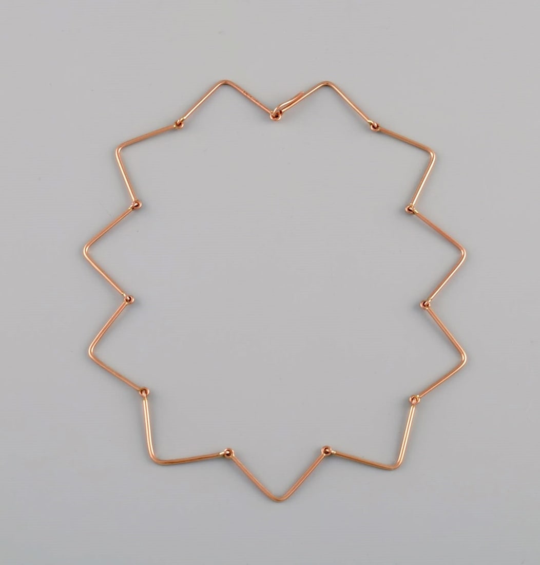 Bent Knudsen (1924-1996), Denmark. Modernist necklace in 14 carat gold. 1960s / 70s.: Bent Knudsen (1924-1996), Denmark. Modernist necklace in 14 carat gold. 1960s / 70s. Total length: 37 cm. Chain width: 2 mm. Weight: 14 grams. In excellent condition. Stamped. Reserve: $1,288.00 Shipp