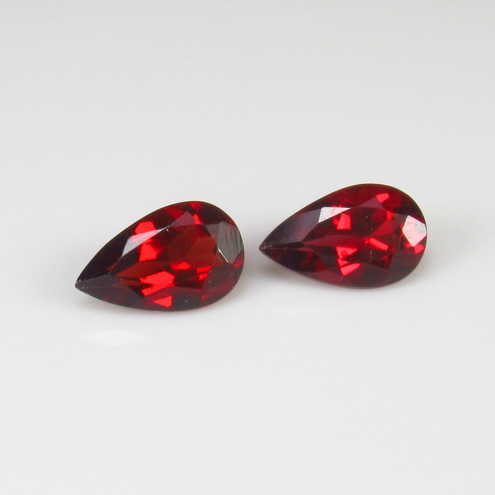 Natural Rhodolite Garnet Pair - 1.96 Ct: No Reserve! Title: Natural Rhodolite Garnet Pair - 1.96 Ct Origin: Mozambique Weight: 1.96 Size/Dimensions: 8.0 x 5.0 x 3.5 mm Additional Information: Pieces : 2 No's / Shape : Pear Cut / Color : Purp