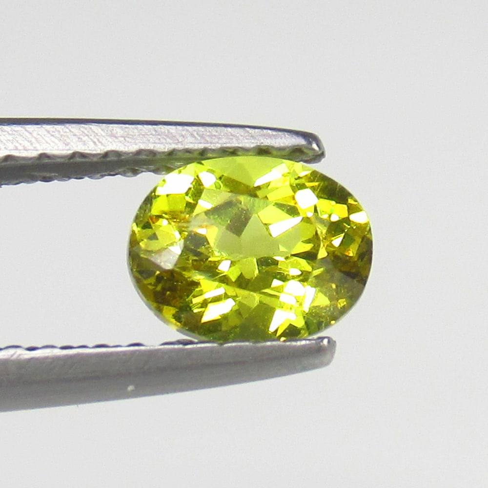 Natural Mali Garnet - 0.88 Ct: No Reserve! Title: Natural Mali Garnet - 0.88 Ct Origin: Madagascar Weight: 0.88 Size/Dimensions: 6.2 x 5.0 x 3.8 mm Additional Information: Pieces : 1 No's / Shape : Oval Cut / Color : Yellow / Clari