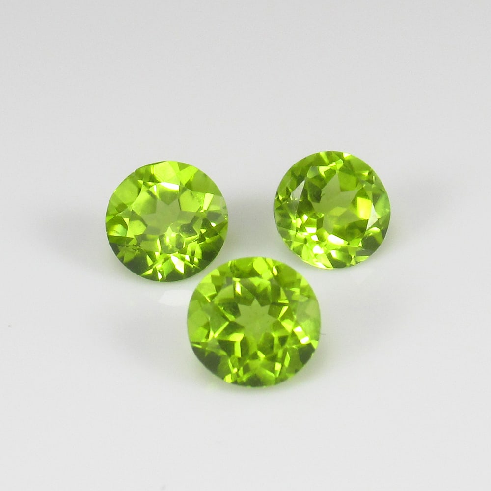 Natural Green Peridot Set - 1.61 Ct: No Reserve! Title: Natural Green Peridot Set - 1.61 Ct Origin: Pakistan Weight: 1.61 Size/Dimensions: 5.0 x 5.0 mm Additional Information: Pieces : 3 No's / Shape : Round Cut / Color : Green / Clarity