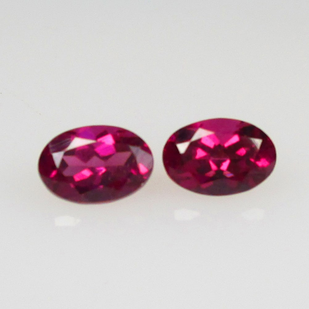 1.25 Ctw Natural Rhodolite Garnet Oval Pair: No Reserve! Title: 1.25 Ctw Natural Rhodolite Garnet Oval Pair Stone Clarity: VVS Gemstones: Natural Rhodolite Garnet Carat Weights: 1.25 Size/Dimensions: 5.90 x 4.00 x 3.20 mm / 2 Pc's Additional Inf