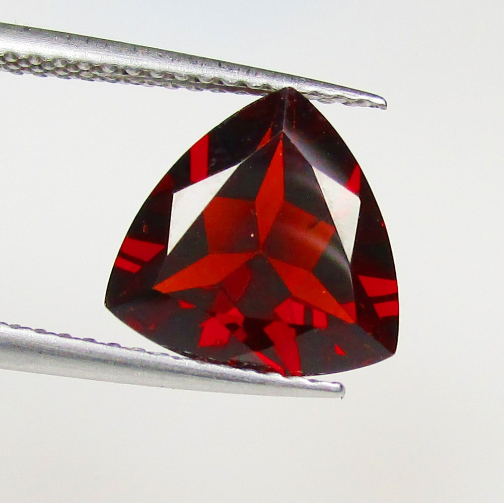 3.58 Ctw Natural Rhodolite Garnet Trillion Cut: No Reserve! Title: 3.58 Ctw Natural Rhodolite Garnet Trillion Cut Stone Clarity: VVS Gemstones: Natural Rhodolite Garnet Carat Weights: 3.58 Size/Dimensions: 10.20 x 10.20 x 5.30 mm Additional Informa