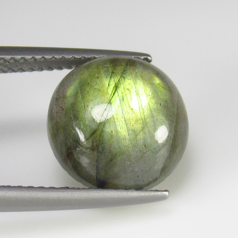 6.54 Ct - Natural Labradorite: No Reserve! Title: 6.54 Ct - Natural Labradorite Additional Information: Gemstone Gemstones: Labradorite Carat Weights: 6.54 Size/Dimensions: 12.0 x 12.0 x 6.0 mm Additional Information: Pieces : 1 No
