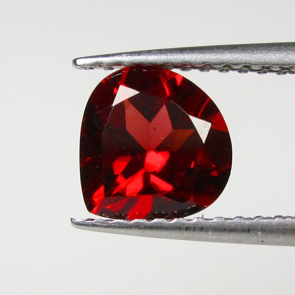 1.55 Ctw Natural Rhodolite Garnet Pear Cut: No Reserve! Title: 1.55 Ctw Natural Rhodolite Garnet Pear Cut Stone Clarity: VVS Gemstones: Natural Rhodolite Garnet Carat Weights: 1.55 Size/Dimensions: 7.50 x 7.30 x 4.40 mm Additional Information: 