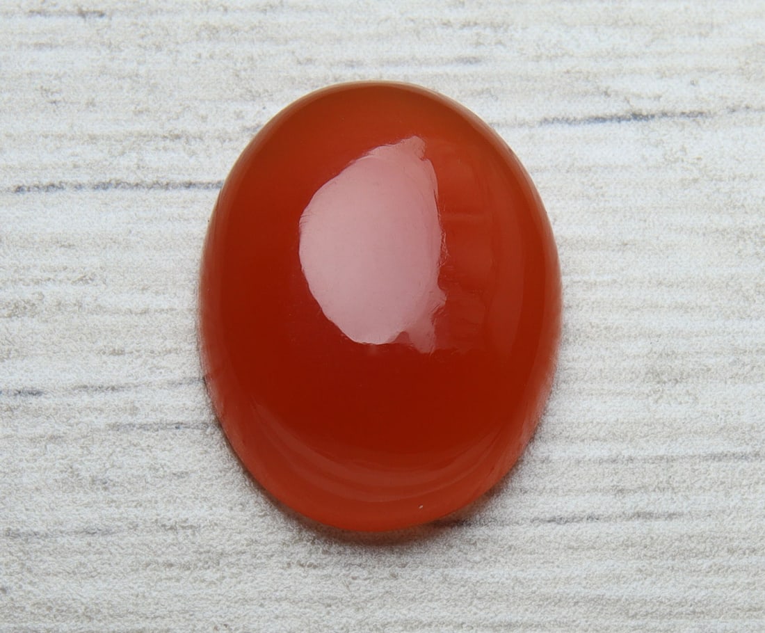 Stunning " Natural Carnelian " 8.60 Cts Natural Carnelian: No Reserve! Title: Stunning " Natural Carnelian " 8.60 Cts Natural Carnelian Additional Information: Gemstone : Natural Carnelian Weight : 8.60 carat Shape : OVal Cabochon Dimensions : 16.51x13.05x5.2