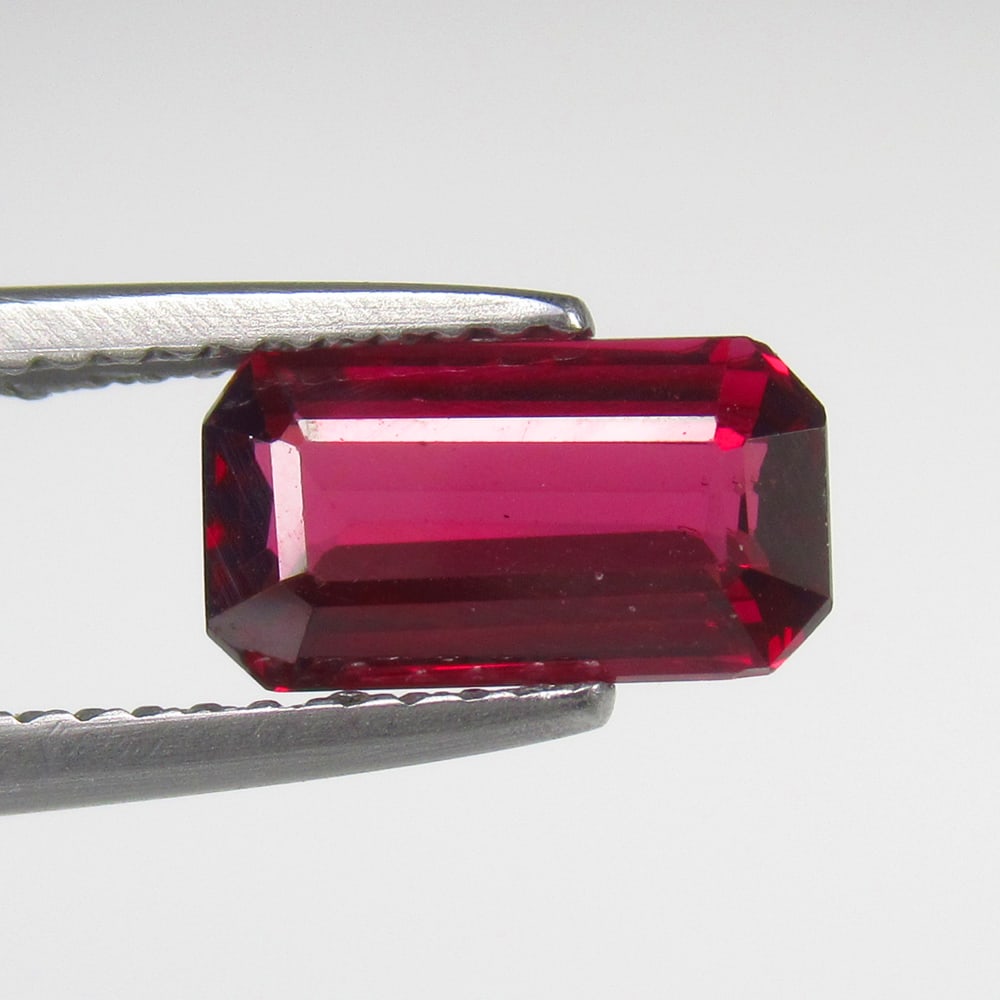 Natural Rhodolite Garnet - 2.00 Ct: No Reserve! Title: Natural Rhodolite Garnet - 2.00 Ct Origin: Mozambique Weight: 2.00 Size/Dimensions: 9.2 x 5.0 x 3.6 mm Additional Information: Pieces : 1 No's / Shape : Octagon Cut / Color : Purpli