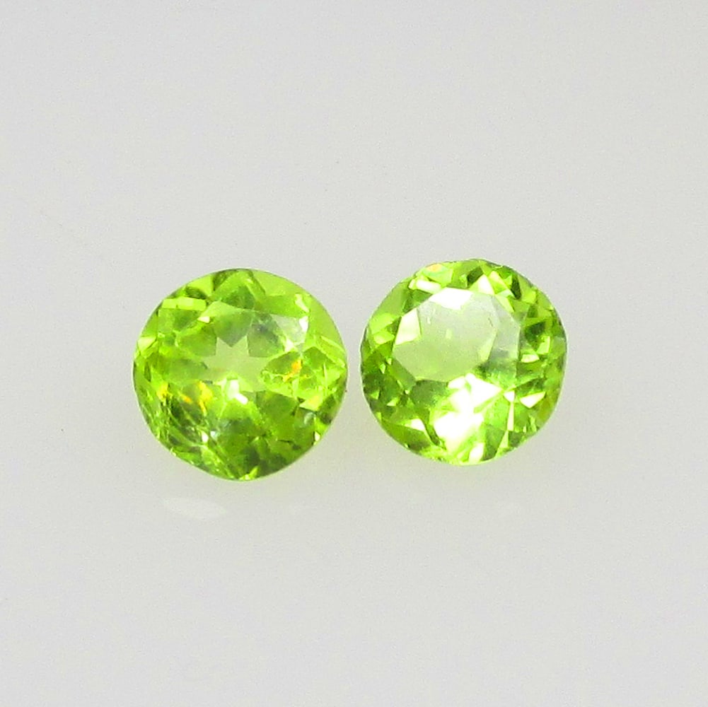 1.06 Ctw Natural Pakistan Peridot Round Pair: No Reserve! Title: 1.06 Ctw Natural Pakistan Peridot Round Pair Stone Clarity: VVS Gemstones: Natural Peridot Carat Weights: 1.06 Size/Dimensions: 5.00 x 5.00 x 3.20 mm / 2 Pc's Additional Information