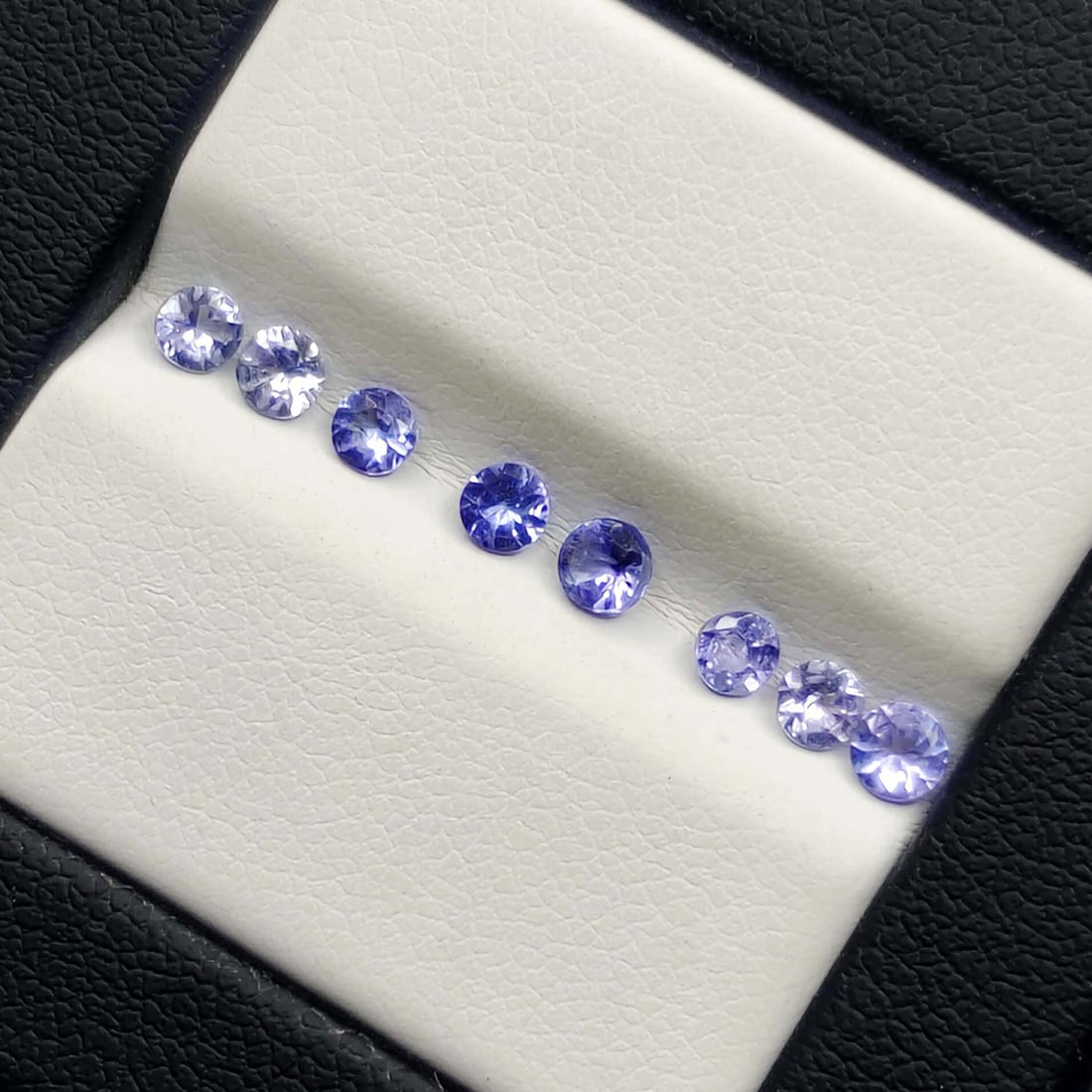 1 Ct Natural Tanzanite Lot: No Reserve! Title: 1 Ct Natural Tanzanite Lot Additional Information: Gemstones: Natural Tanzanite Carat Weights: 1 ct Size/Dimensions: 3 mm Origin : Tanzania Materials & Techniques: Tanzanite Shippin