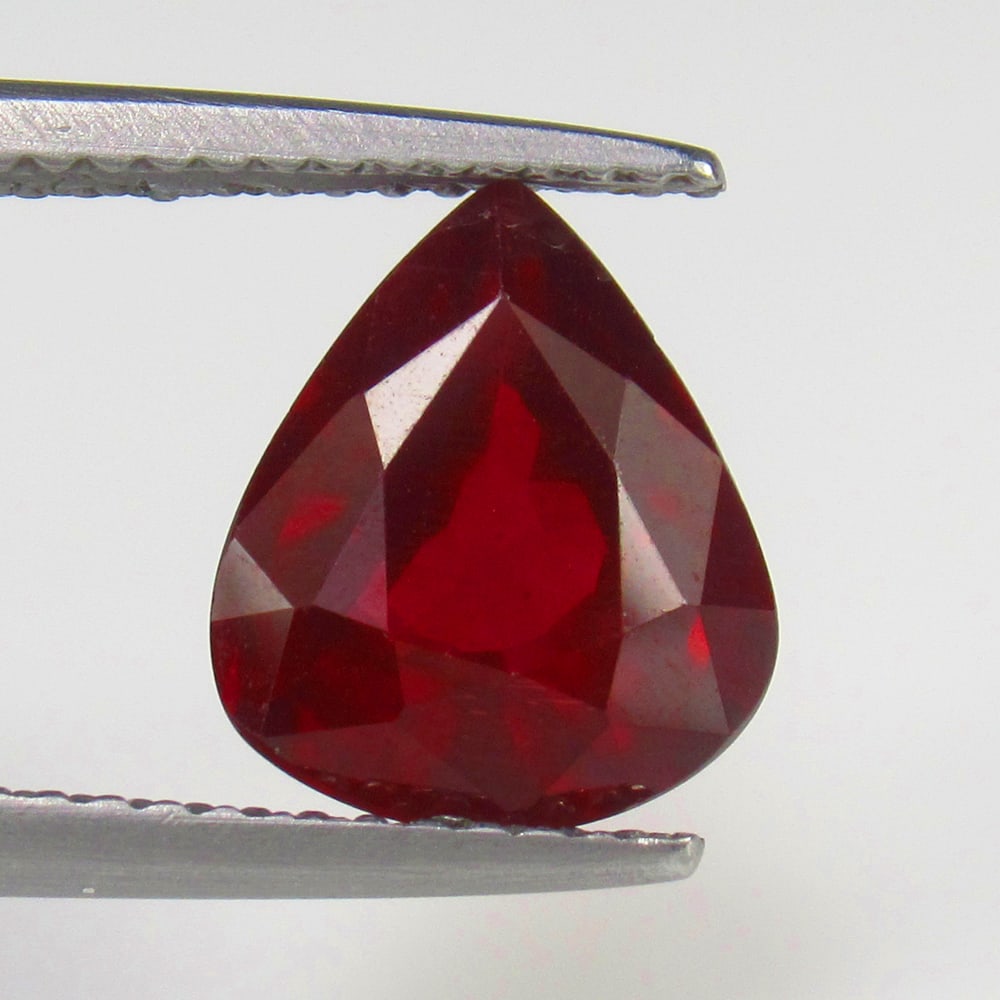 Natural Rhodolite Garnet - 3.36 Ct: No Reserve! Title: Natural Rhodolite Garnet - 3.36 Ct Origin: Mozambique Weight: 3.36 Size/Dimensions: 10.0 x 8.6 x 5.4 mm Additional Information: Pieces : 1 No's / Shape : Pear Cut / Color : Purplish