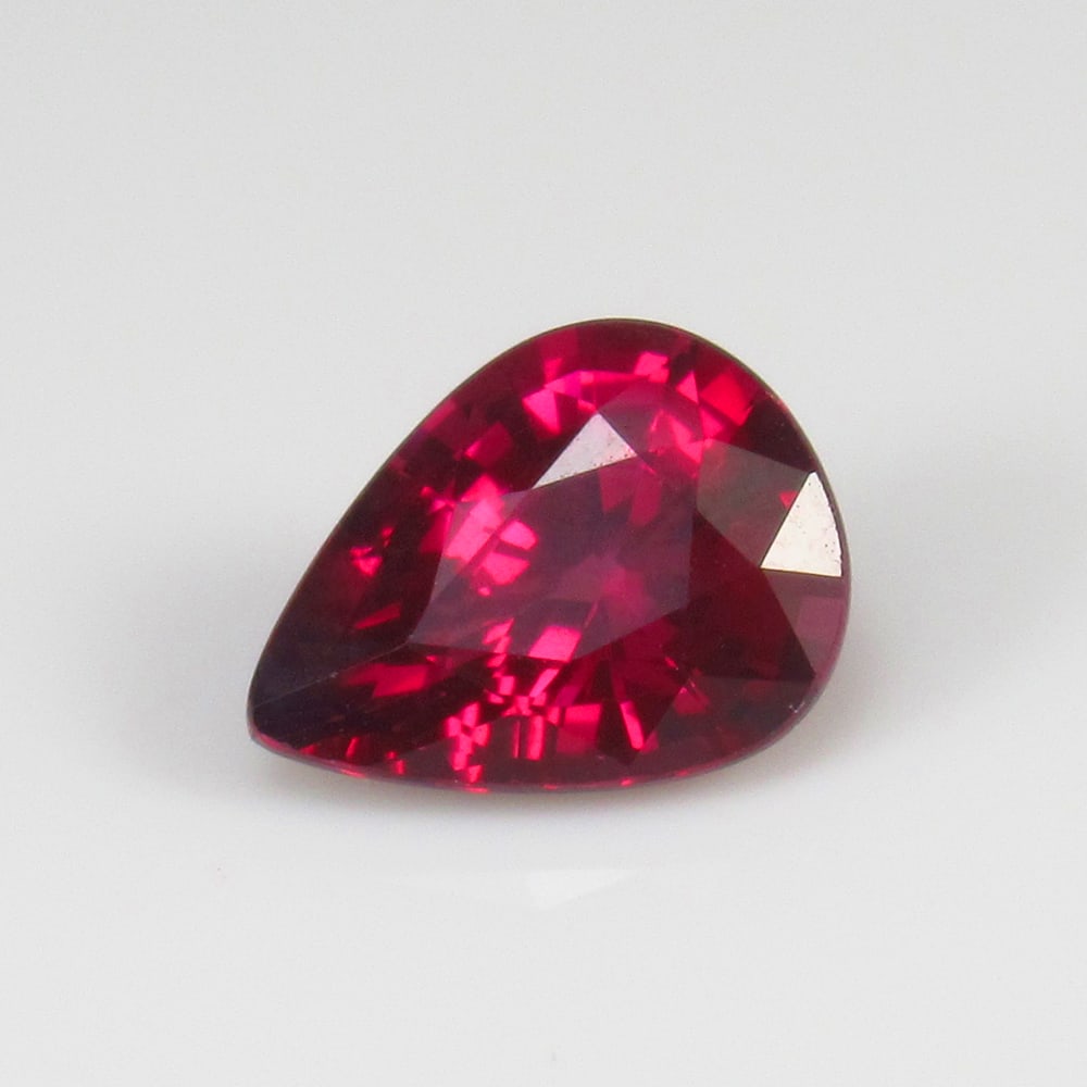 Natural Rose Garnet - 1.84 Ct: No Reserve! Title: Natural Rose Garnet - 1.84 Ct Origin: Mozambique Weight: 1.84 Size/Dimensions: 9.0 x 6.7 x 4.5 mm Additional Information: Pieces : 1 No's / Shape : Pear Cut / Color : Rose / Clarity