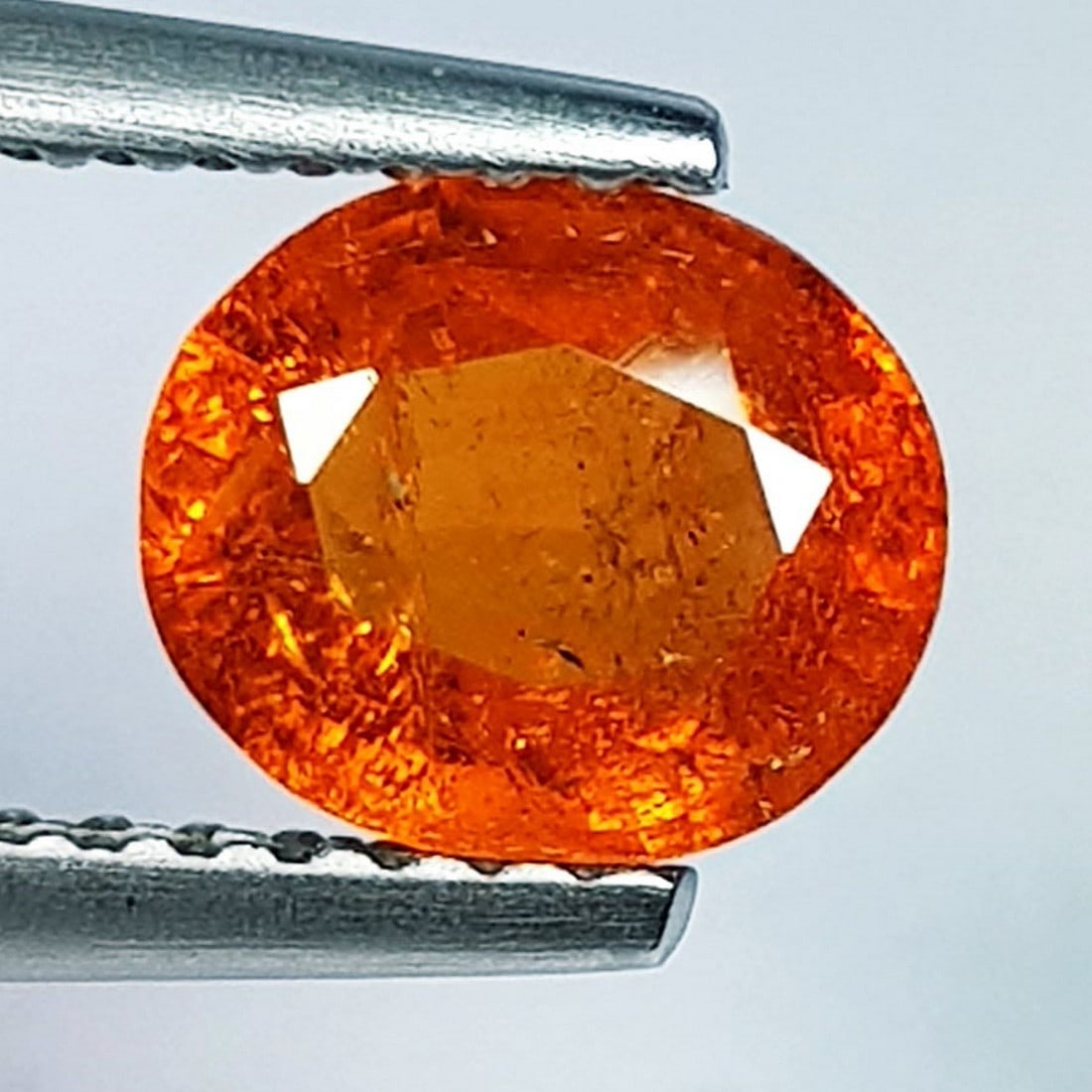 2.11 ctz" Beautiful Fanta Orange " Natural Spessartite Garnet: No Reserve! Title: 2.11 ctz" Beautiful Fanta Orange " Natural Spessartite Garnet Color/Clarity: Orange / VS Gemstone: Garnet Carat Weights: 2.11 Size: 8.00 x 7.00 x 4.00 Additional Information: Oval /