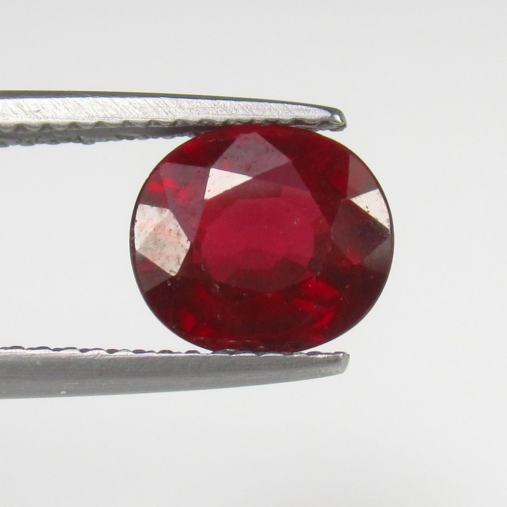 Natural Rhodolite Garnet - 2.54 Ct: No Reserve! Title: Natural Rhodolite Garnet - 2.54 Ct Origin: Mozambique Weight: 2.54 Size/Dimensions: 8.5 x 7.5 x 4.5 mm Additional Information: Pieces : 1 No's / Shape : Oval Cut / Color : Purplish 