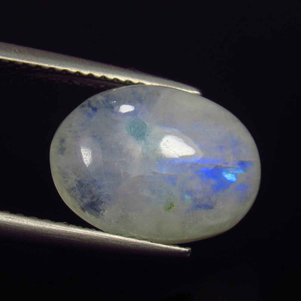 5.81 Ct - Natural Blue Moonstone: No Reserve! Title: 5.81 Ct - Natural Blue Moonstone Additional Information: Gemstone Gemstones: Blue Moonstone Carat Weights: 5.81 Size/Dimensions: 14.0 x 10.0 x 5.1 mm Additional Information: Pieces