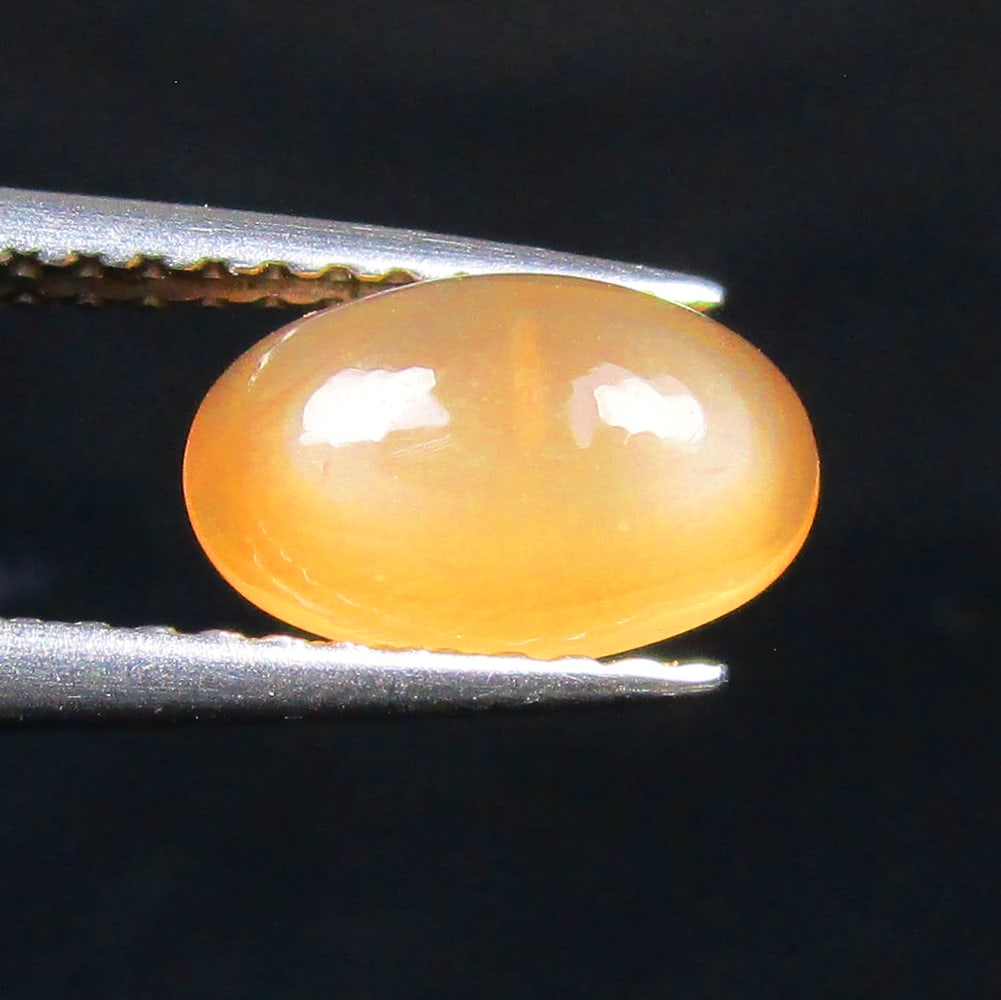 1.14 Ctw Natural Orange Moonstone Oval Cab: No Reserve! Title: 1.14 Ctw Natural Orange Moonstone Oval Cab Stone Clarity: Transparent Gemstones: Natural Moonstone Carat Weights: 1.14 Size/Dimensions: 8.70 x 5.40 x 3.30 mm Additional Information: