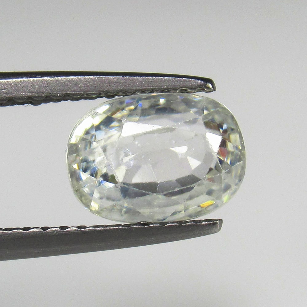 Natural White Zircon - 3.26 Ct: No Reserve! Title: Natural White Zircon - 3.26 Ct Origin: Combodia Weight: 3.26 Size/Dimensions: 8.5 x 6.3 x 4.7 mm Additional Information: Pieces : 1 No's / Shape : Cushion Cut / Color : White / Clar