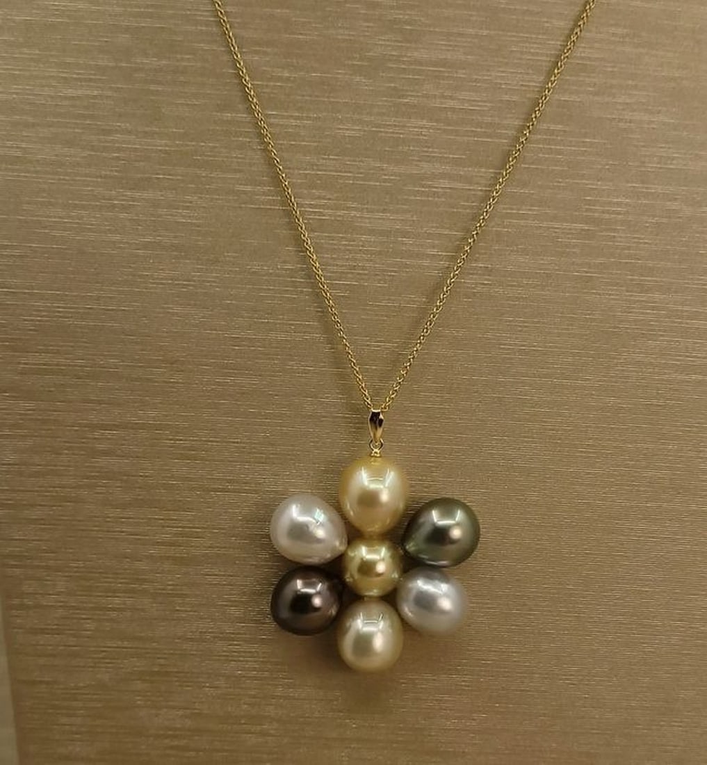 18 kt. Yellow Gold - 9x10mm South Sea and Tahitian Pearls - Necklace with pendant: Title: 18 kt. Yellow Gold - 9x10mm South Sea and Tahitian Pearls - Necklace with pendant Description: Emerging from the tranquil waters of Australia, the 5 golden and white Sea Pearls are top quality 