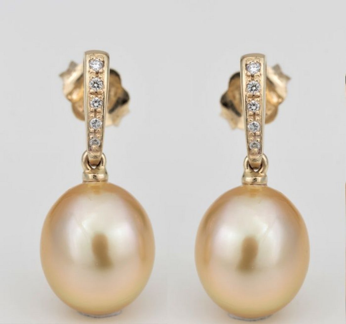 10x11mm Golden South Sea Pearls - 14 kt. Yellow gold - Earrings - 0.08 ct: Title: 10x11mm Golden South Sea Pearls - 14 kt. Yellow gold - Earrings - 0.08 ct Description: Produced by the gold-lipped Pinctada Maxima Oyster in the warm waters of Australia to Indonesia, these pea