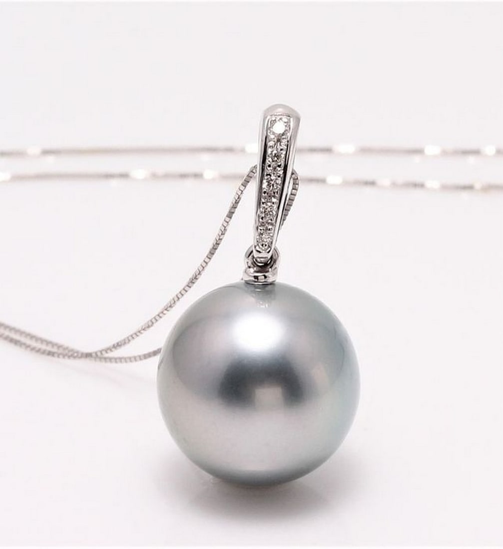 14 kt. White Gold - 12x13mm Round Tahitian Pearl - Necklace with pendant - 0.04 ct: Title: 14 kt. White Gold - 12x13mm Round Tahitian Pearl - Necklace with pendant - 0.04 ct Description: Emerging from the tropical lagoons of French Polynesia, this Tahitian pearl has a natural beautif
