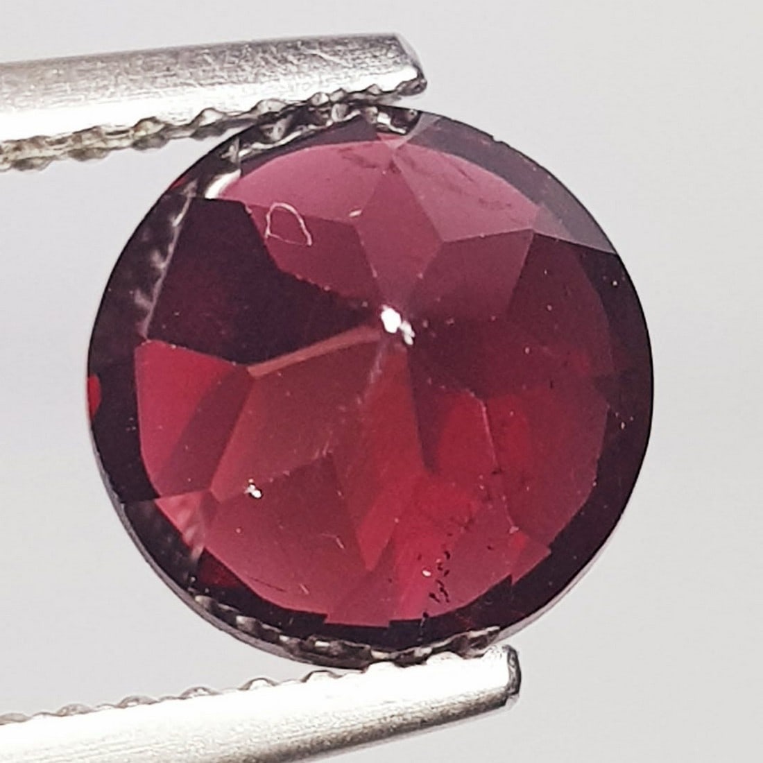 2.64 ctz" Beautiful Purple Pink Gem" Natural Rhodolite Garnet: No Reserve! Title: 2.64 ctz" Beautiful Purple Pink Gem" Natural Rhodolite Garnet Color/Clarity: Purple Pink / IF-VVS Gemstones: Rhodolite Garnet Carat Weight: 2.64 Size/Dimensions: 8.00 x 8.00 x 5.00 