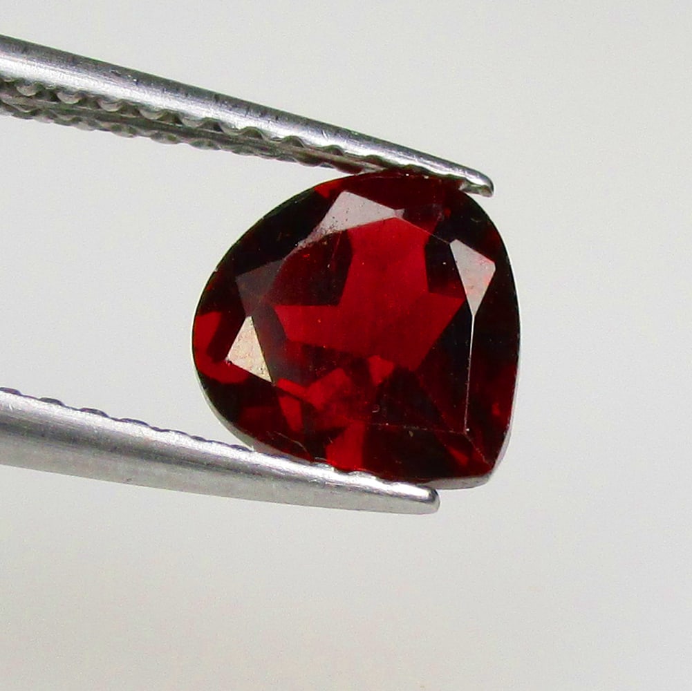 1.47 Ctw Natural Rhodolite Garnet Pear Cut: No Reserve! Title: 1.47 Ctw Natural Rhodolite Garnet Pear Cut Stone Clarity: VVS Gemstones: Natural Rhodolite Garnet Carat Weights: 1.47 Size/Dimensions: 7.40 x 7.20 x 4.00 mm Additional Information: 