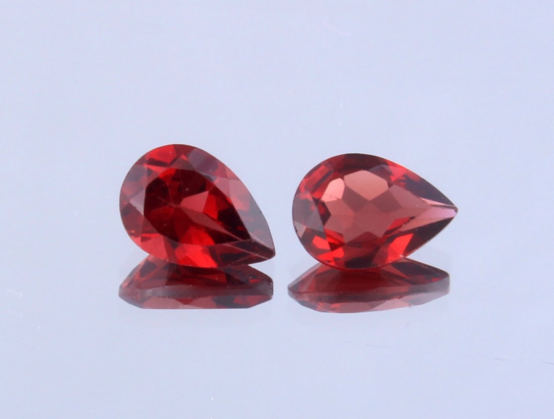 Marvellous " Natural Pyrope Almandine Garnet " 1.58 Cts Natural Pyrope Almandine Garnet Pair: No Reserve! Title: Marvellous " Natural Pyrope Almandine Garnet " 1.58 Cts Natural Pyrope Almandine Garnet Pair Additional Information: Gemstone : Natural Almandine Garnet Shape and cut : Pear Cut Ori