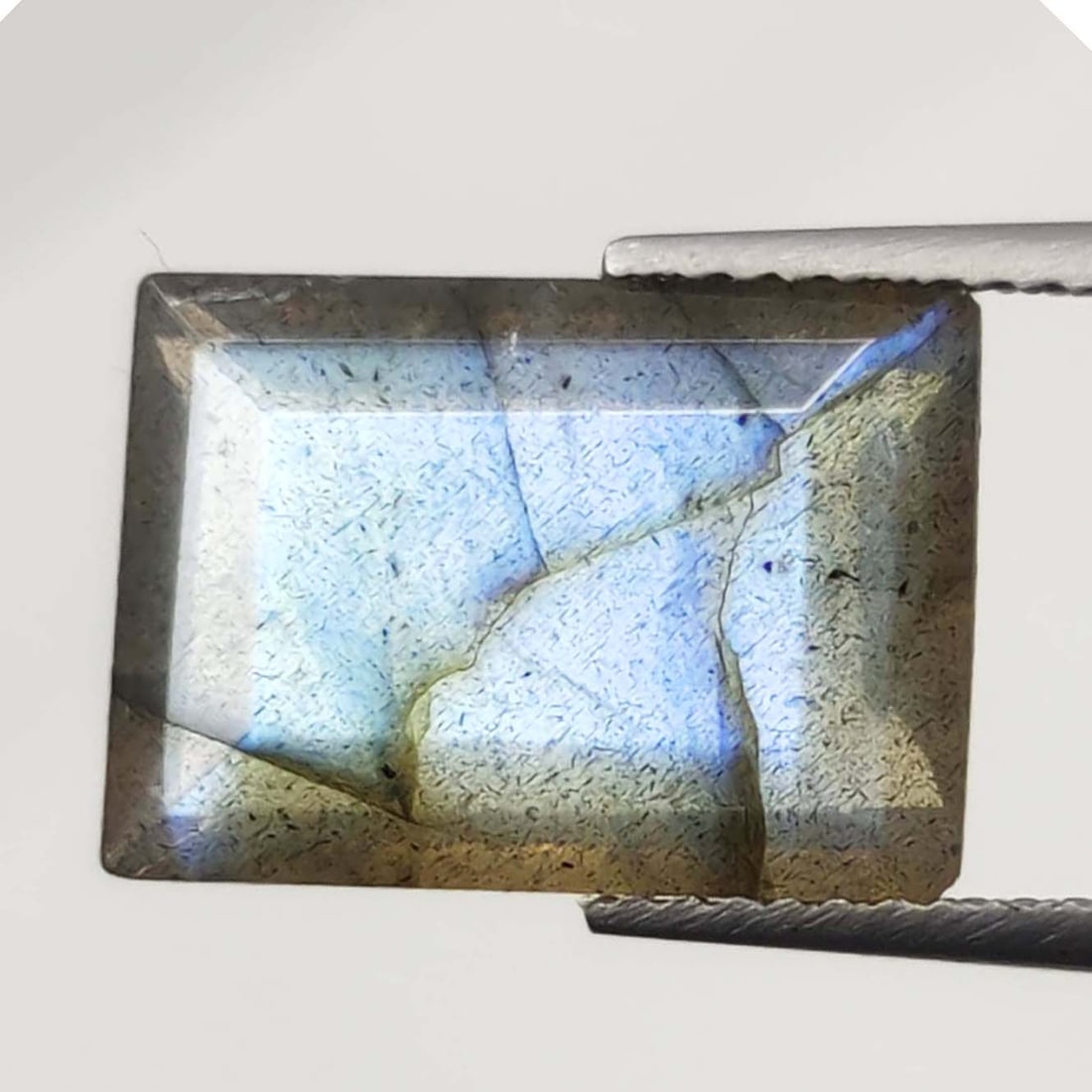 6.30 Ct Natural Labradorite: No Reserve! Title: 6.30 Ct Natural Labradorite Additional Information: Gemstones: Natural Labradorite Carat Weights: 6.30 ct Size/Dimensions: 14 X 10 X 5 mm Treatment: No Materials & Techniques: Labra