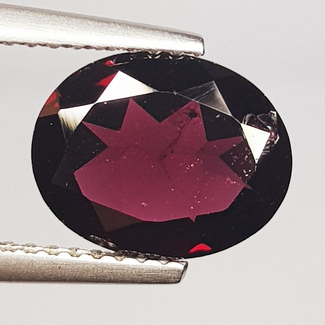 2.92 ctz " Beautiful Purple Pink Gem" Natural Rhodolite Garnet: No Reserve! Title: 2.92 ctz " Beautiful Purple Pink Gem" Natural Rhodolite Garnet Color/Clarity: Purple Pink / VVS Gemstones: Garnet Carat Weight: 2.92 Size/Dimensions: 10.00 x 8.00 x 3.80 Additional 