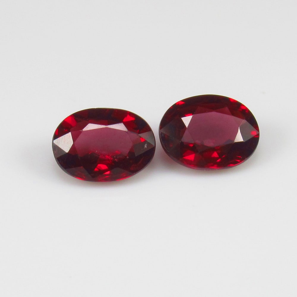 3.07 Ct - Natural Rhodolite Garnet Pair: No Reserve! Title: 3.07 Ct - Natural Rhodolite Garnet Pair Additional Information: Gemstone Gemstones: Garnet Carat Weights: 3.07 Size/Dimensions: 8.0 x 6.0 x 3.5 mm Additional Information: Pieces : 2