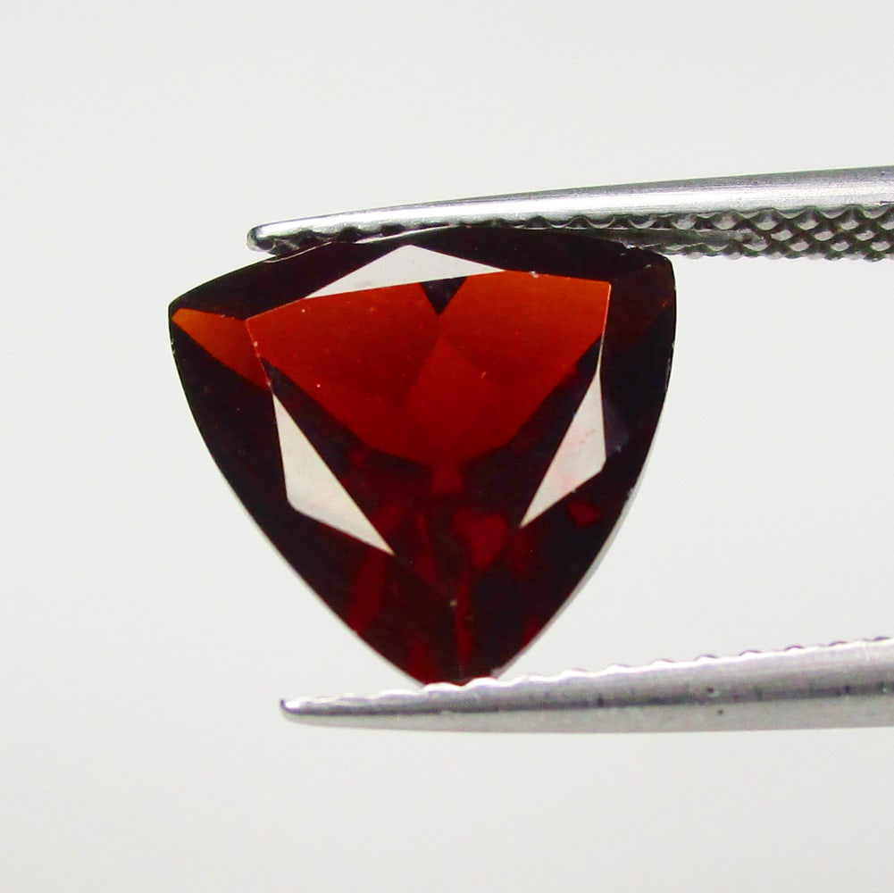 3.83 Ctw Natural Rhodolite Garnet Trillion Cut: No Reserve! Title: 3.83 Ctw Natural Rhodolite Garnet Trillion Cut Stone Clarity: VVS Gemstones: Natural Rhodolite Garnet Carat Weights: 3.83 Size/Dimensions: 10.30 x 10.20 x 5.70 mm Additional Informa