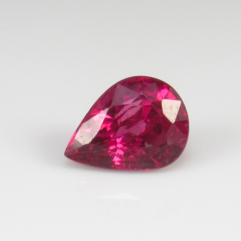 Natural Rose Garnet - 1.39 Ct: No Reserve! Title: Natural Rose Garnet - 1.39 Ct Origin: Mozambique Weight: 1.39 Size/Dimensions: 7.8 x 4.8 x 3.1 mm Additional Information: Pieces : 1 No's / Shape : Pear Cut / Color : Rose / Clarity