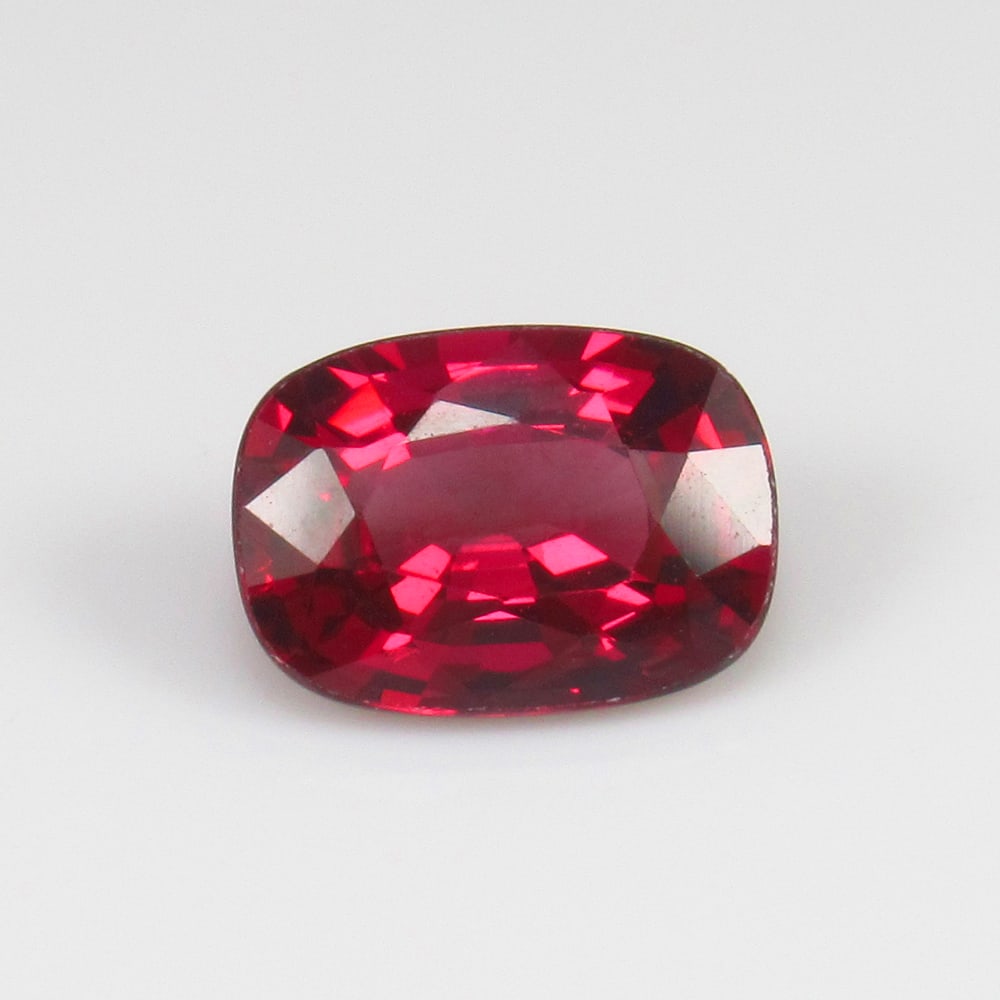 Natural Rose Garnet - 1.67 Ct: No Reserve! Title: Natural Rose Garnet - 1.67 Ct Origin: Mozambique Weight: 1.67 Size/Dimensions: 8.3 x 6.0 x 4.0 mm Additional Information: Pieces : 1 No's / Shape : Cushion Cut / Color : Rose / Clar