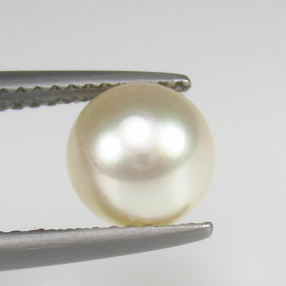 Natural Fresh Water Pearl - 2.64 Ct: No Reserve! Title: Natural Fresh Water Pearl - 2.64 Ct Origin: India Weight: 2.64 Size/Dimensions: 7.4 x 7.4 x 6.3 mm Additional Information: Pieces : 1 No's / Shape : Round Drilled / Color : White / 