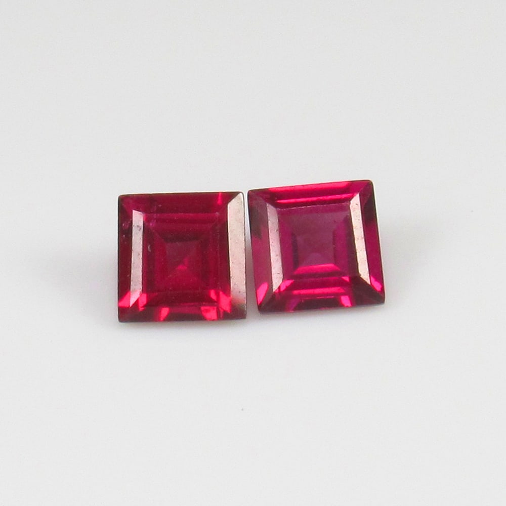 Natural Rhodolite Garnet Pair - 1.45 Ct: No Reserve! Title: Natural Rhodolite Garnet Pair - 1.45 Ct Origin: Mozambique Weight: 1.45 Size/Dimensions: 5.0 x 5.0 x 3.0 mm Additional Information: Pieces : 2 No's / Shape : Square Cut / Color : Pu