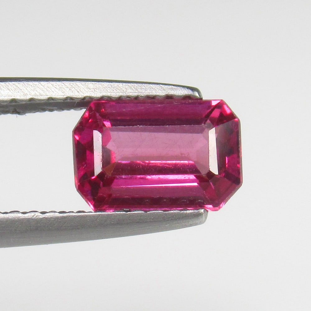 Natural Rose Garnet - 1.43 Ct: No Reserve! Title: Natural Rose Garnet - 1.43 Ct Origin: Mozambique Weight: 1.43 Size/Dimensions: 7.9 x 5.1 x 3.3 mm Additional Information: Pieces : 1 No's / Shape : Octagon Cut / Color : Rose / Clar