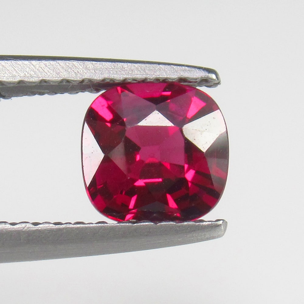Natural Rose Garnet - 1.07 Ct: No Reserve! Title: Natural Rose Garnet - 1.07 Ct Origin: Mozambique Weight: 1.07 Size/Dimensions: 5.7 x 5.7 x 3.6 mm Additional Information: Pieces : 1 No's / Shape : Cushion Cut / Color : Rose / Clar