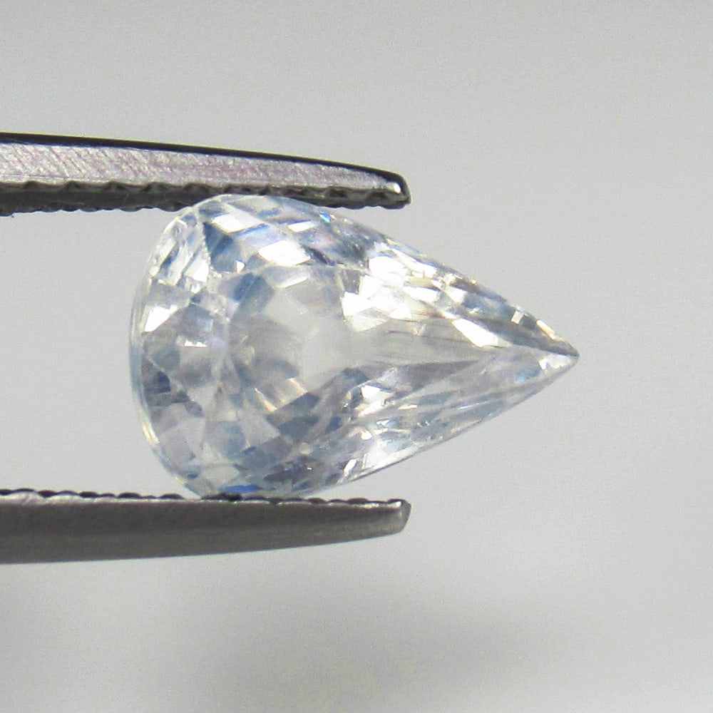 Natural White Zircon - 2.55 Ct: No Reserve! Title: Natural White Zircon - 2.55 Ct Origin: Combodia Weight: 2.55 Size/Dimensions: 9.6 x 6.5 x 4.4 mm Additional Information: Pieces : 1 No's / Shape : Pear Cut / Color : White / Clarity