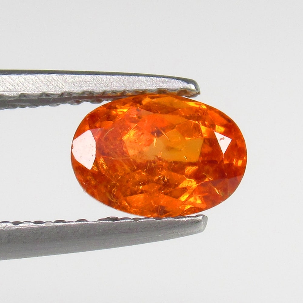 Natural Spessarite Garnet - 1.38 Ct: No Reserve! Title: Natural Spessarite Garnet - 1.38 Ct Origin: Madagascar Weight: 1.38 Size/Dimensions: 7.0 x 5.0 x 4.0 mm Additional Information: Pieces : 1 No's / Shape : Oval Cut / Color : Orange /