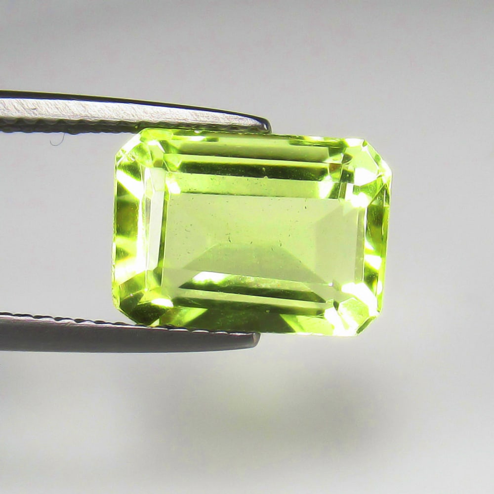 Natural Lemon Quartz- 4.92 Ct: No Reserve! Title: Natural Lemon Quartz- 4.92 Ct Origin: Africa Weight: 4.92 Size/Dimensions: 11.8 x 8.5 x 6.8 mm Additional Information: Pieces : 1 No's / Shape : Octagon Cut / Color : Greenish Yello