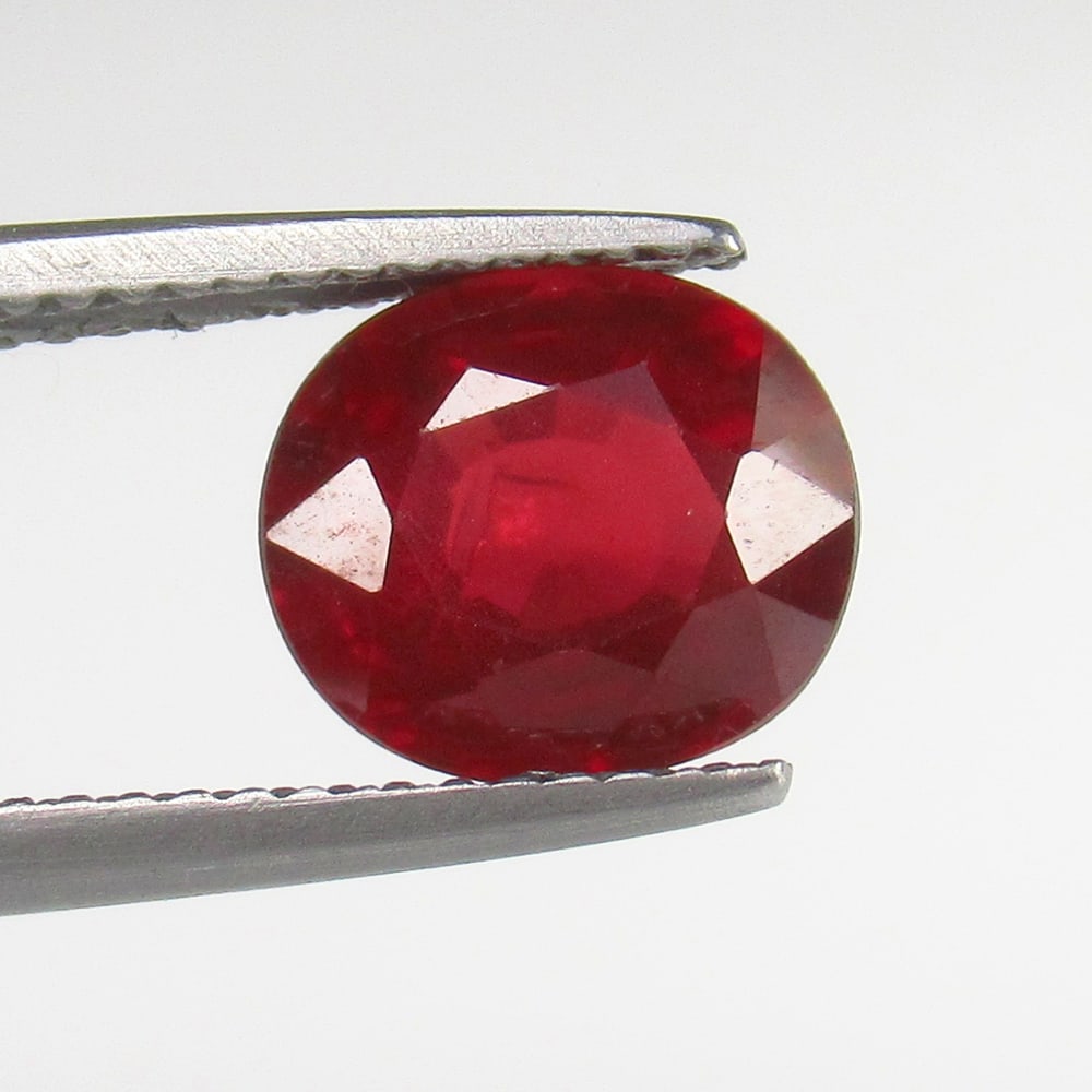 Natural Rhodolite Garnet - 3.09 Ct: No Reserve! Title: Natural Rhodolite Garnet - 3.09 Ct Origin: Mozambique Weight: 3.09 Size/Dimensions: 9.0 x 8.0 x 5.1 mm Additional Information: Pieces : 1 No's / Shape : Oval Cut / Color : Purplish 