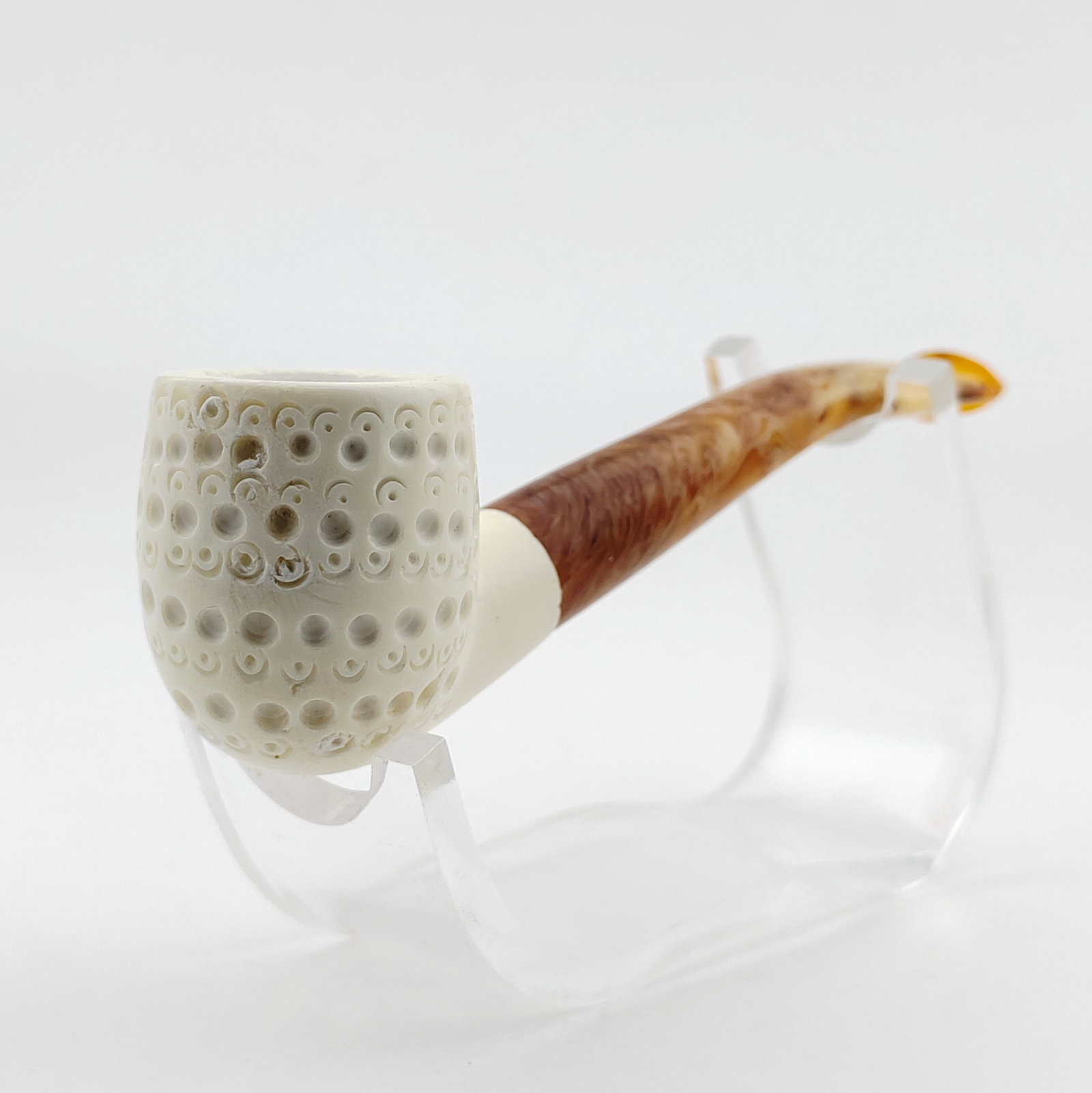 Classic Lattice Meerschaum Pipe: Title: Classic Lattice Meerschaum Pipe Materials: Meerschaum Dimension: 4.9 inch (12.5cm) Additional Information: Classic Lattice,Hand carved Meerschaum Pipe. Made in Turkey,Eskisehir by Meerschaum Ca