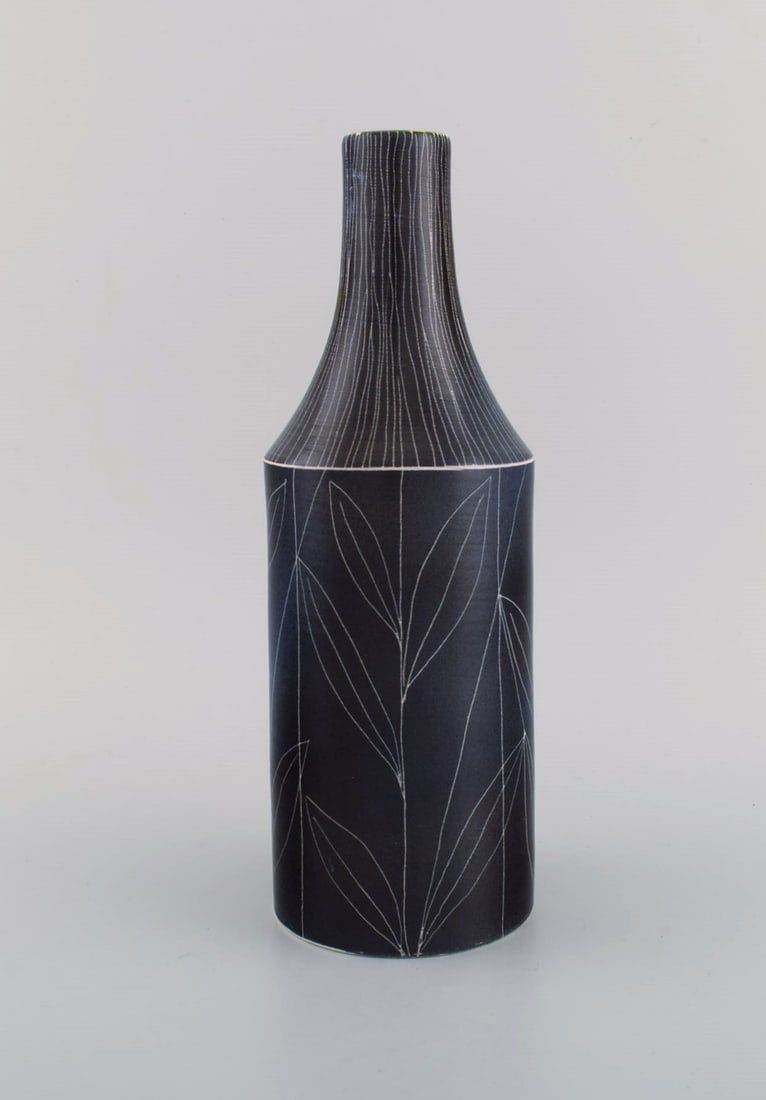 Mari Simmulson (1911-2000) for Upsala-Ekeby. Vase in glazed stoneware decorated with foliage. Model: Mari Simmulson (1911-2000) for Upsala-Ekeby. Vase in glazed stoneware decorated with foliage. Model number 4283. Mid 20th century. Measures: 29.5 x 10.3 cm. In excellent condition. Stamped. Reserve: $