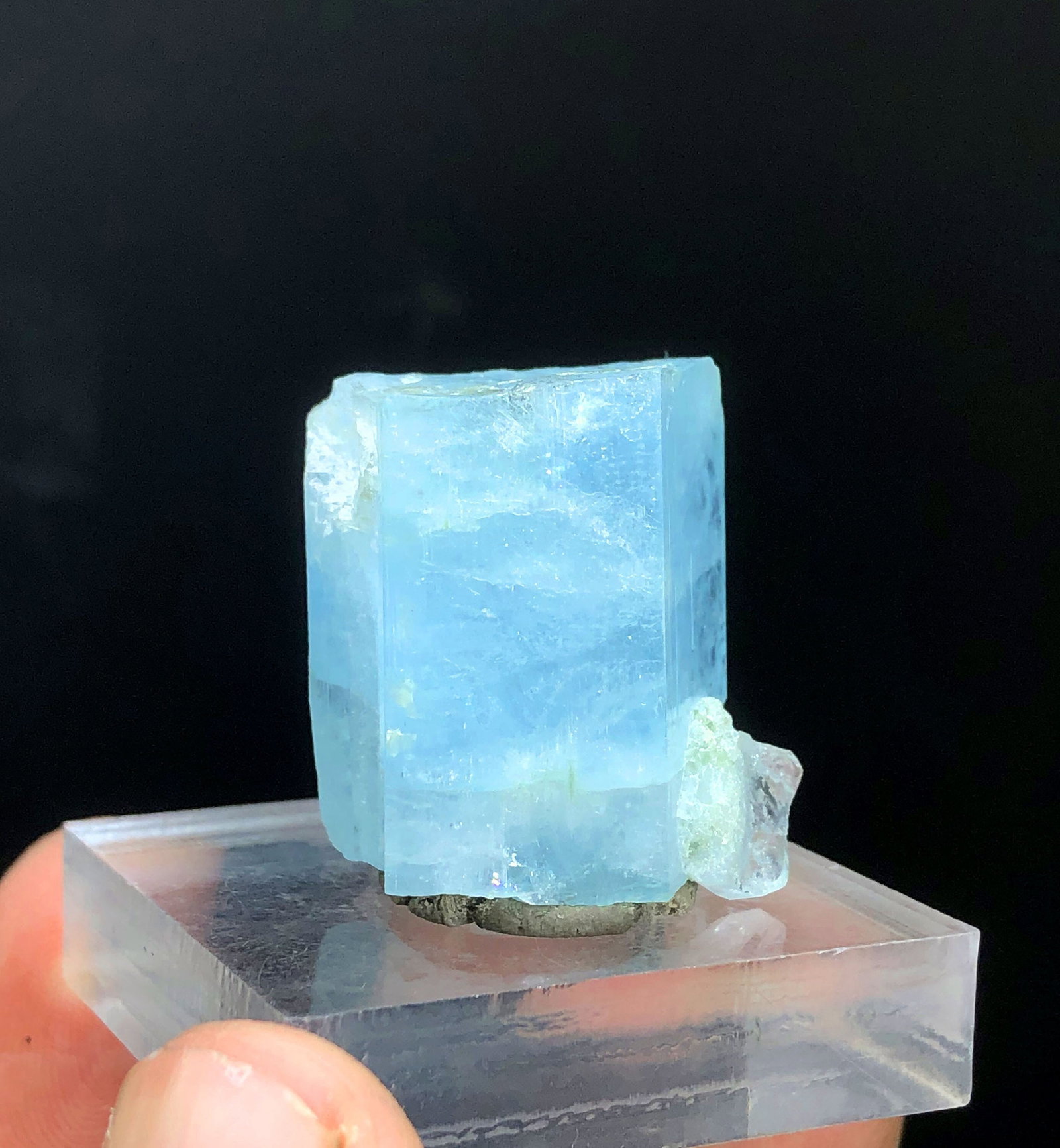 Natural Aquamarine, Terminated Aquamarine, Sky Blue Aquamarine, Aquamarine Specimen, Aquamarine: Materials: Gem type: Aquamarine Natural Aquamarine, Terminated Aquamarine, Sky Blue Aquamarine, Aquamarine Specimen, Aquamarine Crystal, Aquamarine From Pakistan Weight : 28 Gram Size : 28*27*23 mm Tr