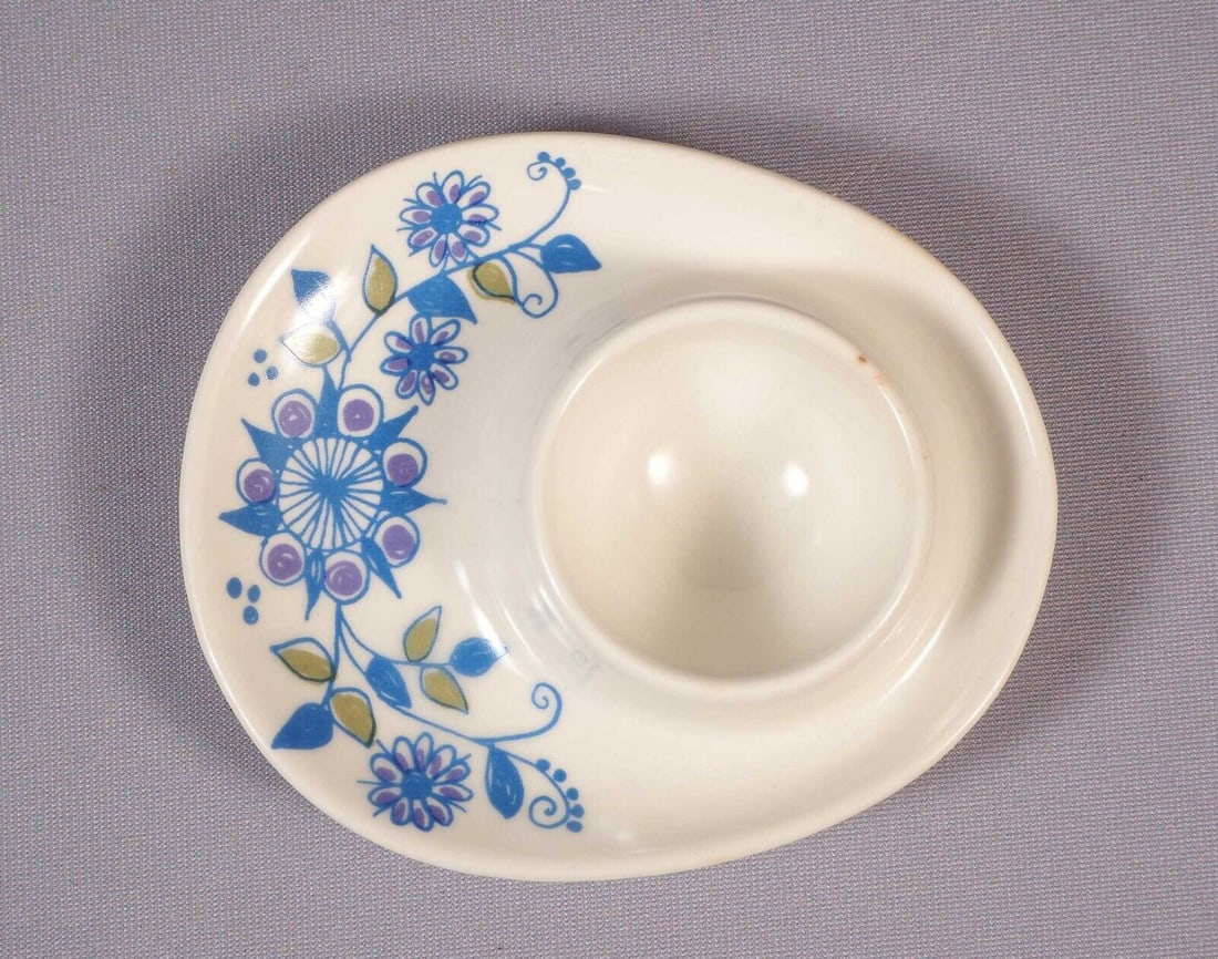 Figgjo Flint Norway Lotte Egg Cup Holder Turi Design Hand Painted Flower: This is rare and gorgeous 1 (one) EGG Cup. The cup was made in Norway by Figgjo Flint in Lotte pattern . The pattern features blue flowers. The egg cup is 4" by 3 1/2" at the rim and 1 1/4" tall It wi
