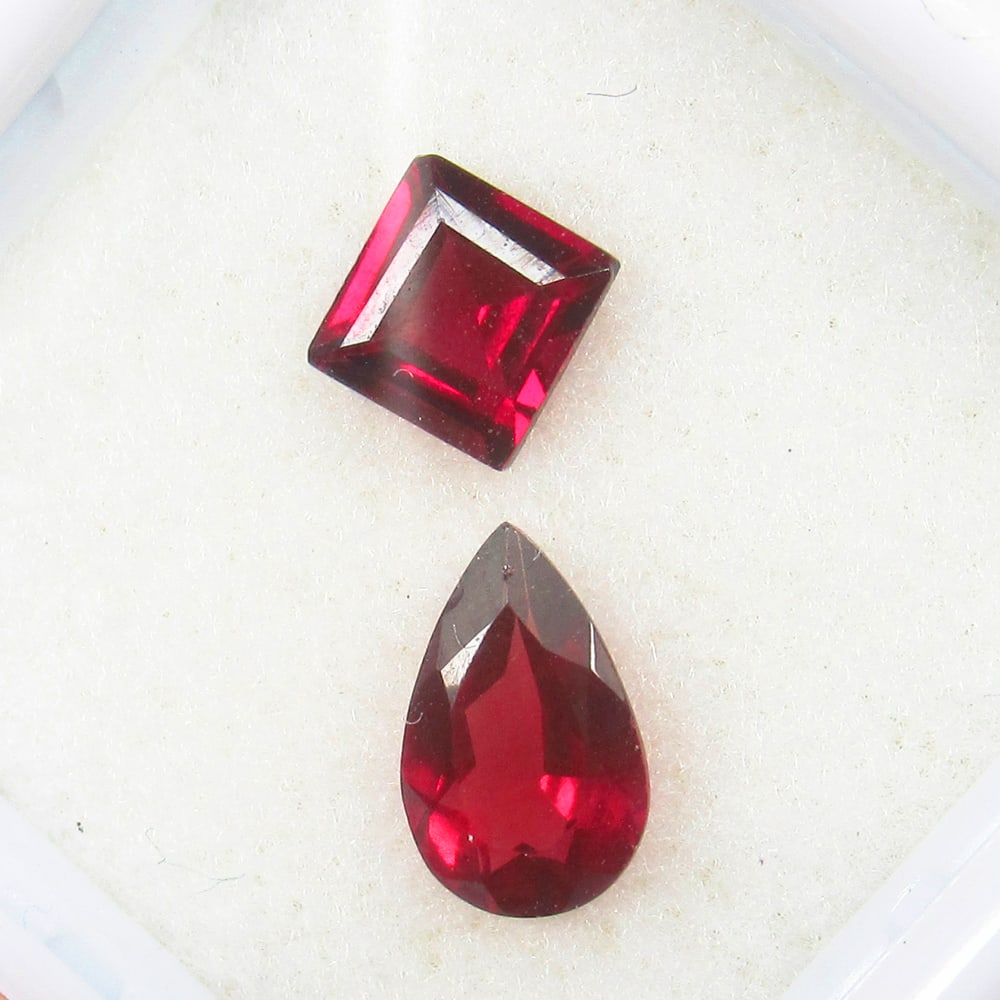 1.63 Ct - Natural Rhodolite Garnet Pair: No Reserve! Title: 1.63 Ct - Natural Rhodolite Garnet Pair Description: Gemstone Gemstone: Garnet Carat: 1.63 Size/Dimension:5.0x5.0 & 8.0x5.0 mm Shipping: Domestic: Flat-rate of $7.00 to anywhere wit